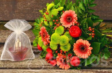 1. Geschenkset für eine Frau - ein Blumenstrauß und Parfüm in einem Organzabeutel