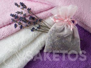 6.Ein Duftbeutel mit Lavendel sorgt für einen schönen Duft der Handtücher und schützt vor Motten