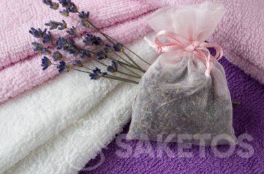 6. Ein Duftbeutel mit Lavendel sorgt für einen schönen Duft der Handtücher und schützt vor Motten