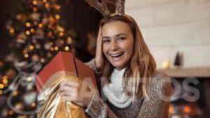 Eleganter, goldener Beutel als Verpackung für ein Weihnachtsgeschenk
