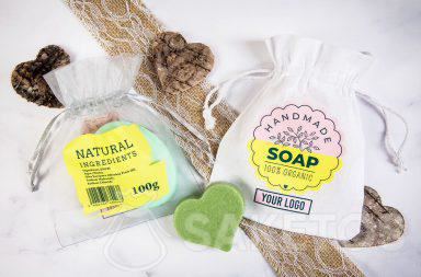 Eine Tasche mit einem Logo als Verpackung für handgemachte Seifen