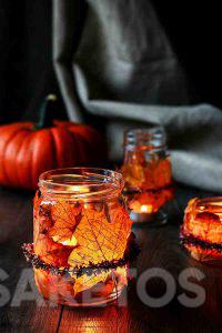 Herbstlicher Kerzenhalter für den Tisch aus Blättern und Glas