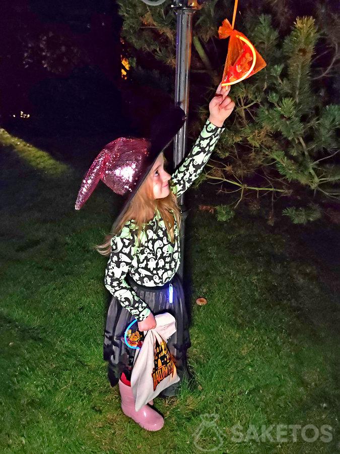 Halloween Candy Hunt bringt Süßigkeiten in Eiern, die im Dunkeln leuchten