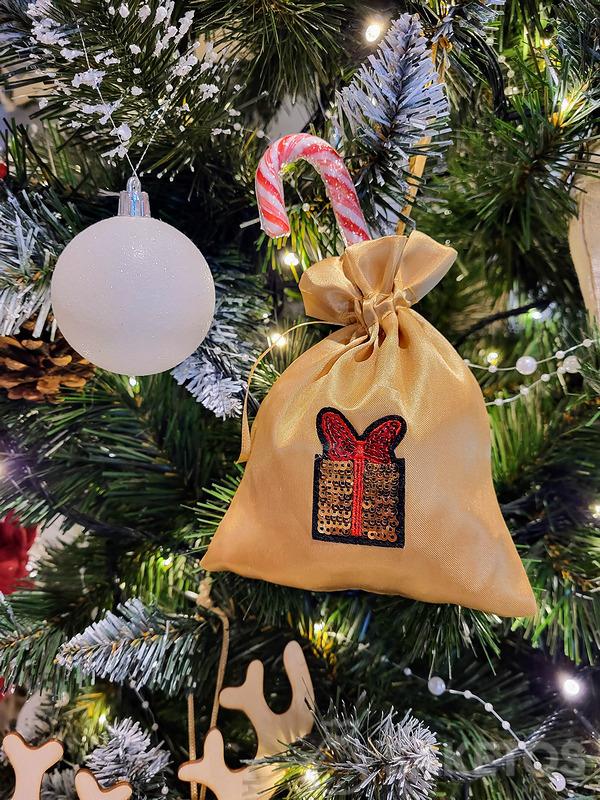 Weihnachtsschmuck mit Geschenken - Säckchen mit Lutscher