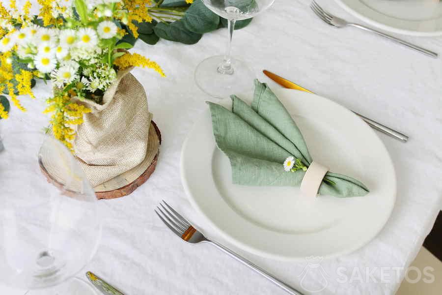 Ein Blumenstrauß und ein Jutesack als Decke - rustikale Hochzeitsdekoration