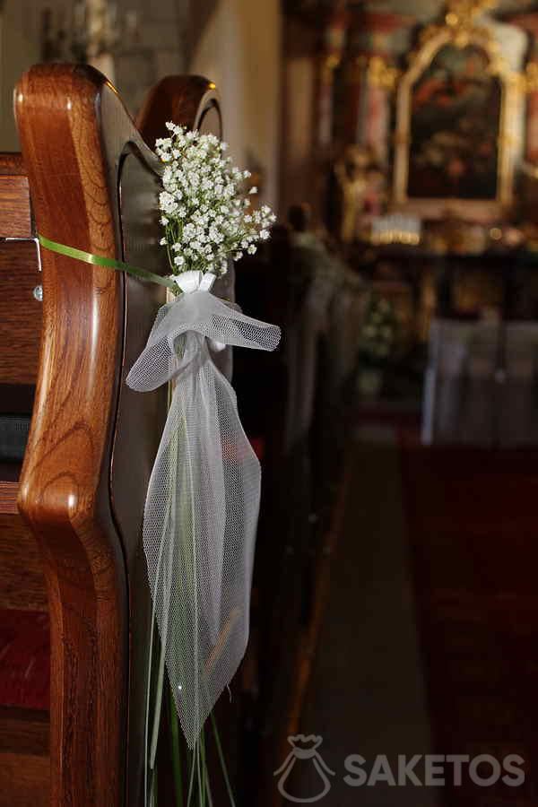 Blumenstrauß aus Schleierkraut - Dekoration für eine Bank in der Kirche