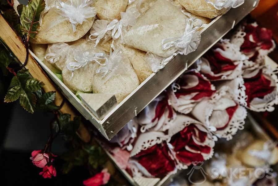 Blütenblätter in Zapfen und Reis in Tüten - prüfen Sie, was das Brautpaar bei der Hochzeit bestreuen soll