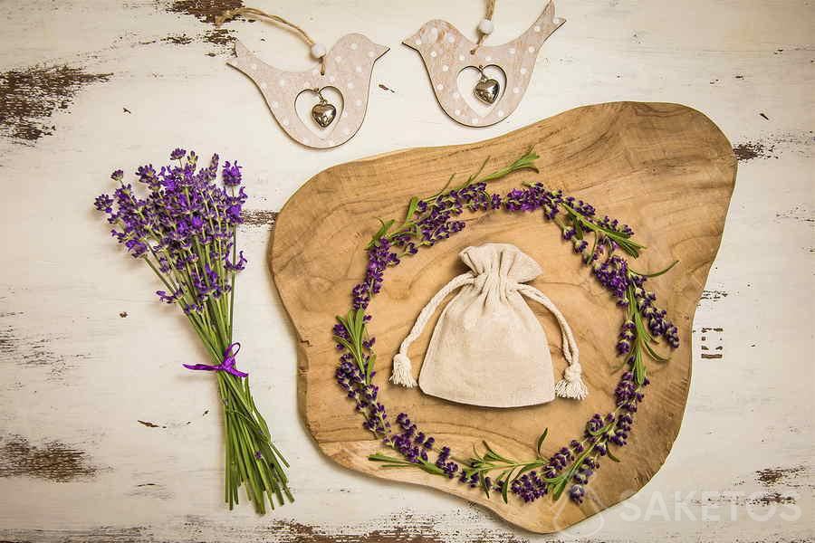 Lavendelblüten als Thema für eine rustikale Hochzeit