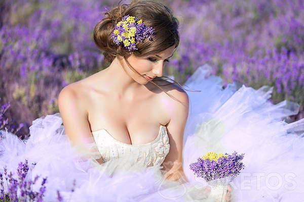 Braut mit Lavendel-Hochzeitsstrauß