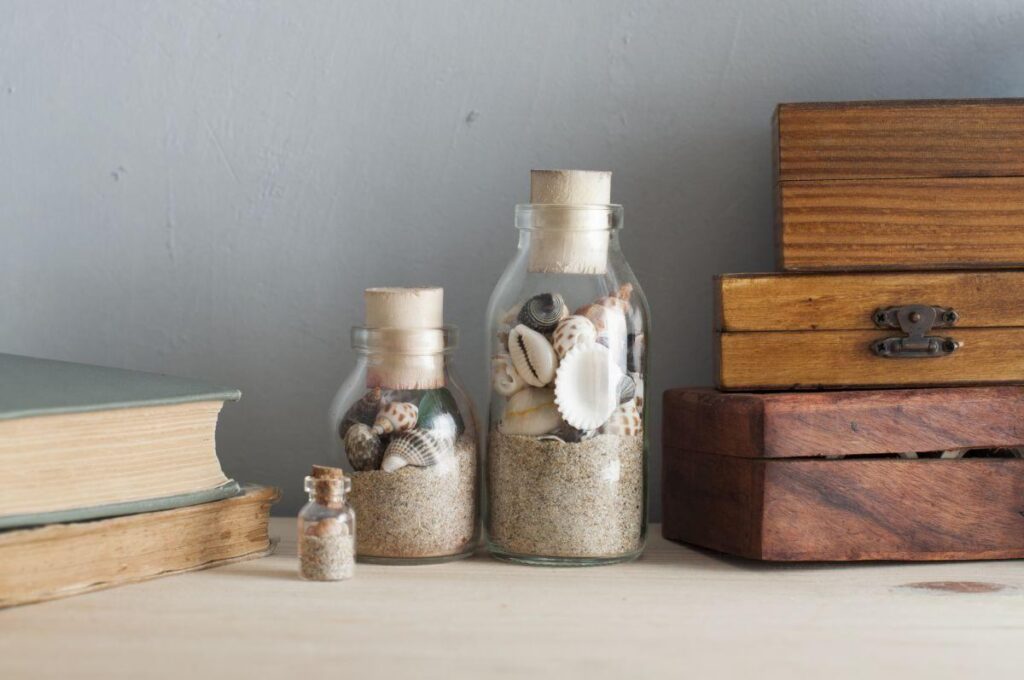 Sand und Muscheln in Flaschen – eine Idee für Dekorationen aus Urlaubssouvenirs