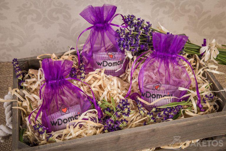 Lavendelkerzen in Organzabeuteln als Geschenk für eine Lavendelhochzeit