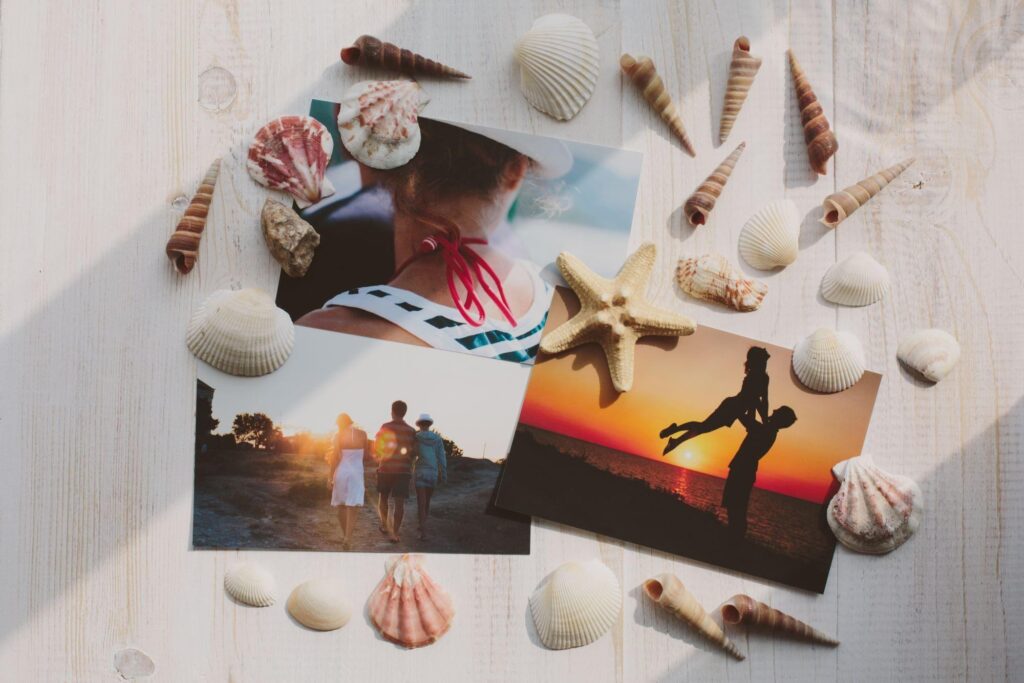 Eine Collage aus Fotos und Muscheln weckt Urlaubserinnerungen!