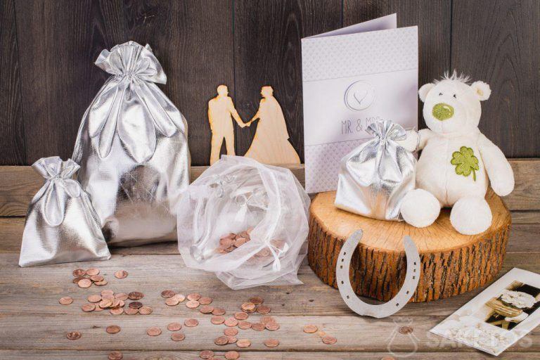 Wenn es sich bei dem Hochzeitsgeschenk um Geld handelt, können Sie es in einem Glassparschwein in einem Organzabeutel verpacken.