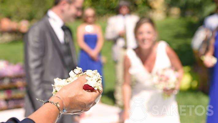 Wie verpackt man Blumenblätter für eine Hochzeit?