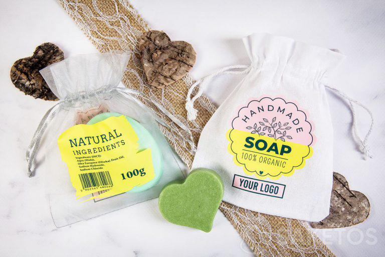 Ein Beutel mit einem Logo als Verpackung für handgemachte Seifen