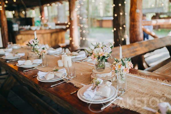 Eine Alternative zu einer Tischdecke für eine rustikale Hochzeit