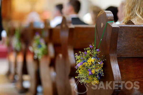 Blumensträuße aus Wildblumen zur Dekoration der Kirche