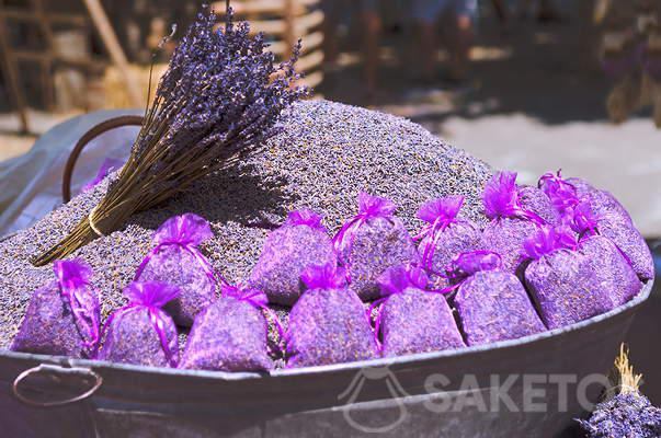Getrockneter Lavendel in Organzasäckchen