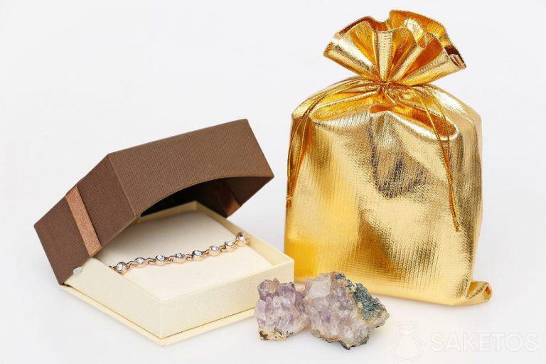 Das elegante Armband, verpackt in einer goldenen Metalltasche, sieht sehr elegant aus.