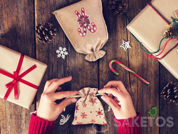 Stoffbeutel sind die perfekte Antwort auf die Frage, wie man ein Geschenk für die Feiertage schön verpacken kann!