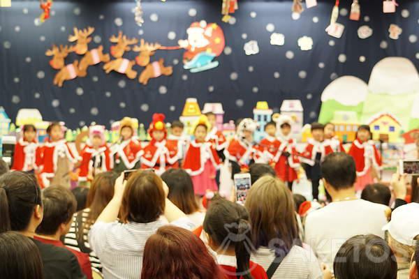 Der Weihnachtsmann im Kindergarten - Kindervorstellung
