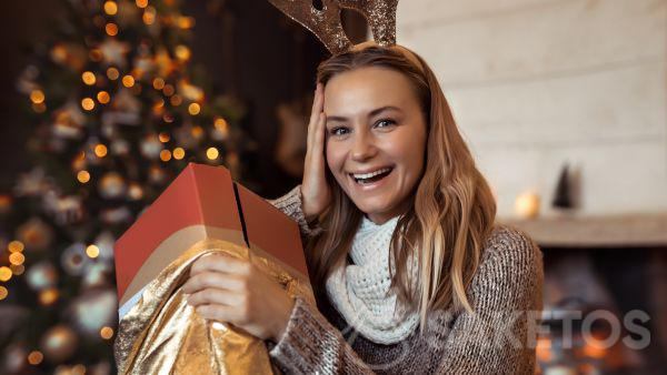 Elegante goldene Beutel als Geschenkverpackung für Weihnachten