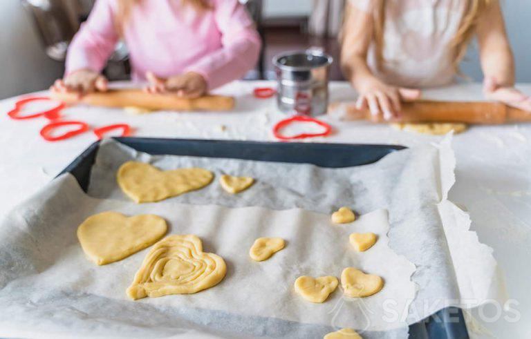 Herzförmige Kekse, die die Enkelkinder für Oma und Opa gebacken haben