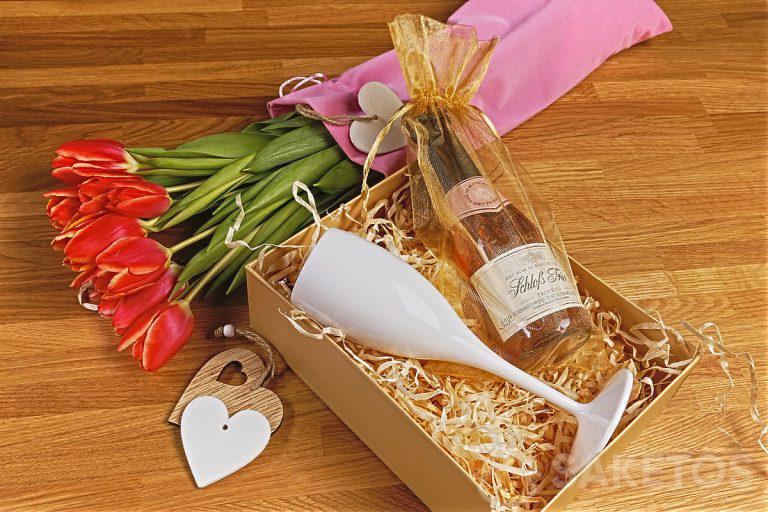 Blumen im eleganten Veloursbeutel und Geschenkset mit Glas - das perfekte Geschenk zum Frauentag