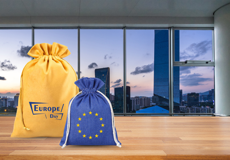 Bedruckte Tüten als Werbeelement für die Feierlichkeiten zum Europatag