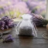 Weiße Organzabeutel gefüllt mit getrocknetem Lavendel als Schrankduft.