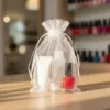 Organzabeutel 15x20 cm mit Nagellack und Kosmetikzubehör als Inhalt.