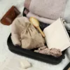 Jutebeutel als Reiseorganizer im Koffer.