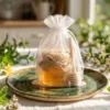 Organzabeutel als dekorative Verpackung für ein Honigglas.