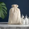 Leinenbeutel für Naturkosmetik in Glasflaschen.