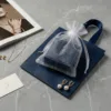 Organzabeutel für Schmuck, Perlen und elegante Accessoires.