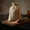 Leinenbeutel mit Badesalz in einem entspannenden SPA-Ambiente.