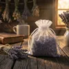 Organzabeutel gefüllt mit getrocknetem Lavendel im rustikalen Stil.