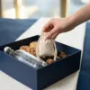 Baumwollsäckchen als ökologische Verpackung für Geschenke in einer Box.