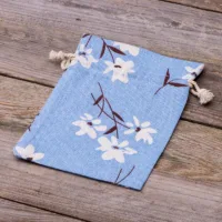 Säckchen à la Leinen mit Druck 15 x 20 cm - naturafarbe / blaue Blumen Auf Reisen