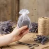 Weiße Organzabeutel gefüllt mit getrocknetem Lavendel als Schrankduft.