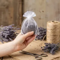 Weiße Organzabeutel gefüllt mit getrocknetem Lavendel als Schrankduft.