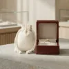 Natürlicher Baumwollbeutel neben einer eleganten Schachtel mit Verlobungsring.