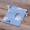 Säckchen à la Leinen mit Druck 12 x 15 cm - naturafarbe / blaue Blumen Leinensäckchen