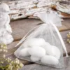 Transparente Hochzeits-Geschenksäckchen mit weißen Dragees im Inneren.