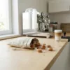 Leinenbeutel für Brot gefüllt mit bunten Süßigkeiten und Bonbons.