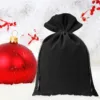 Rote Weihnachtskugel neben einem kleinen schwarzen Samtbeutel als Geschenkidee.