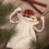 Leinensäckchen für Weihnachten mit Vanilleschoten in festlicher Dekoration.