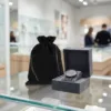 Samtbeutel in Schwarz zum Schutz einer Luxusuhr in einem Juweliergeschäft.