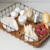 Kleiner Organizer und Baumwollbeutel für Bad-Accessoires.