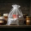Organzabeutel weiß verwendet als Organizer für lose Produkte in der Speisekammer.